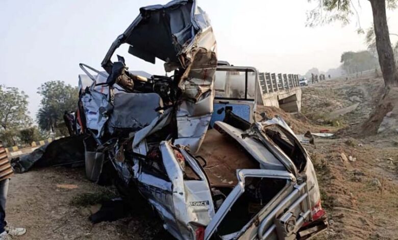 Terrible accident between Tufan vehicle and trailer on Abu Road; Four killed, 10 injured