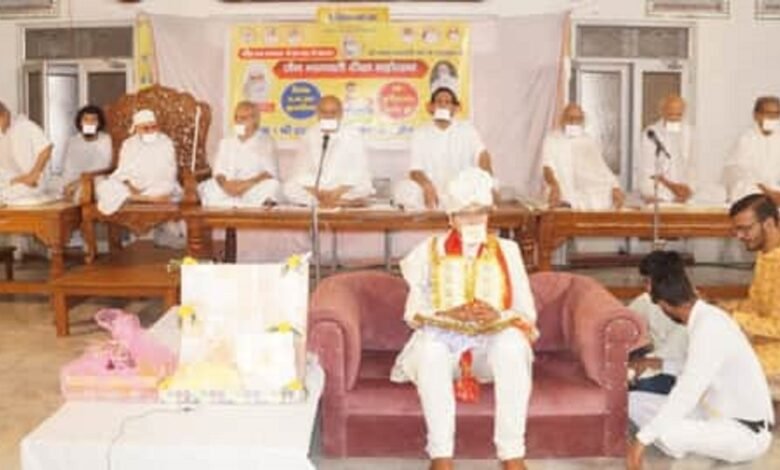 The son of a Gujarati industrialist renounced household life and took the path of asceticism