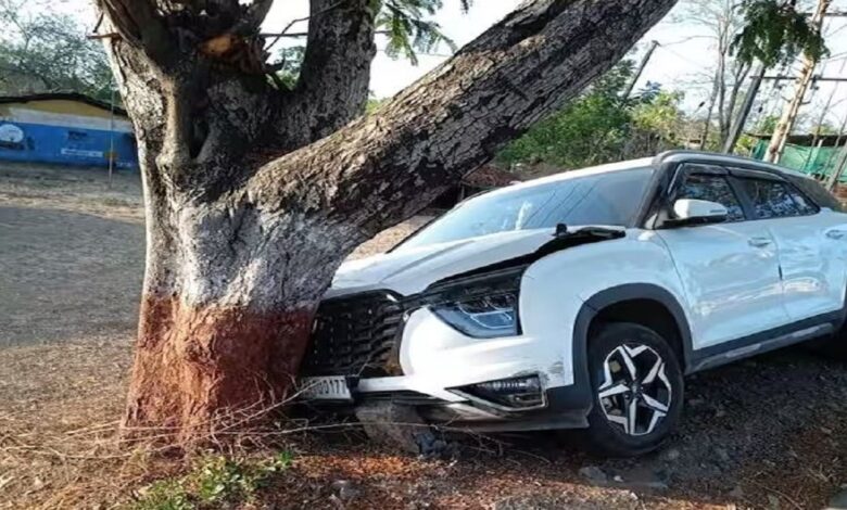 Vansda MLA's accident at Ankalach village, hit a tree while trying to save the biker