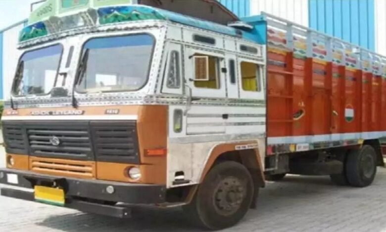 ચાલુ ટ્રકમાંથી ચોરી થઈ ગયા તેલના ડબ્બા, CCTV માં કેદ થઈ સમગ્ર ઘટના