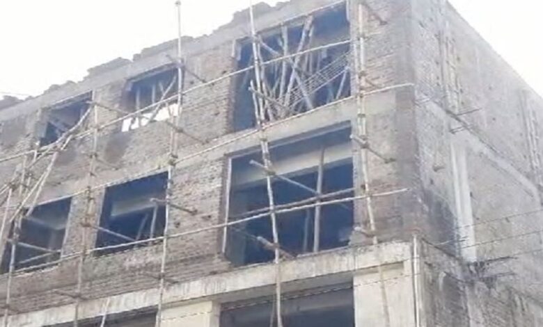 Slab collapses during construction at Lakshmi Narayan Industrial in Surat, one dead